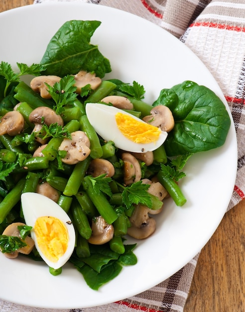 Insalata di funghi con fagiolini e uova