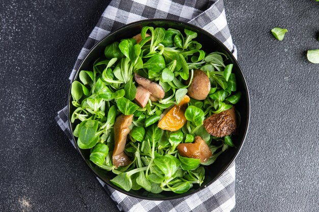 insalata di funghi in salamoia fette spuntino pasto cibo sul tavolo copia spazio cibo sfondo rustico