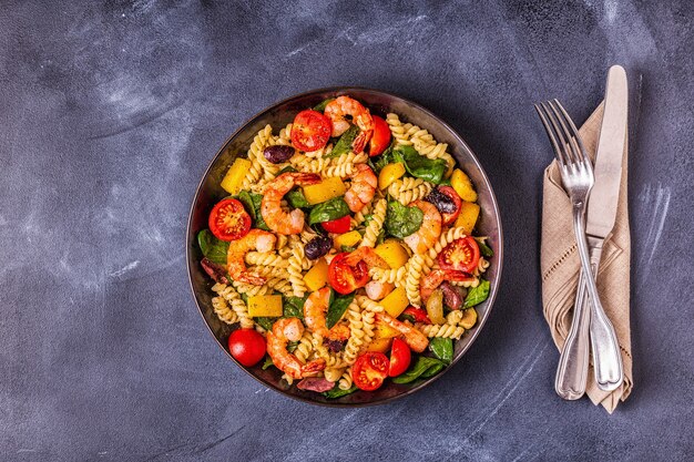 Insalata di Fusili con gamberi, pomodori, peperoni, spinaci, olive