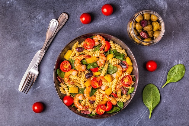 Insalata di Fusili con gamberi, pomodori, peperoni, spinaci, olive