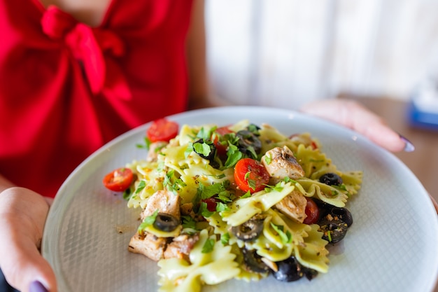 Insalata di Fusili, con pesto di rucola, pomodorini succosi, olive e cipolla.