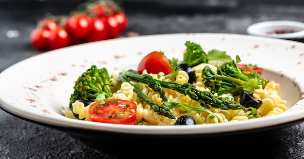 Insalata di fusilli con verdure fresche. Insalata greca. Formato banner lungo, vista dall'alto.