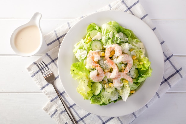 Insalata di gamberetti sul tavolo di legno bianco