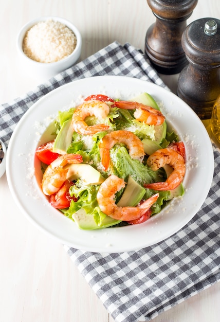 Insalata di gamberi freschi a base di pomodoro, rucola, avocado, gamberi.