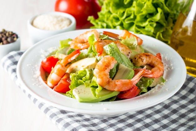 Insalata di gamberi freschi a base di pomodoro, rucola, avocado, gamberi.