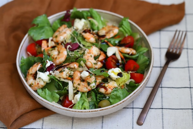 Insalata di gamberi sana e succosa Cucina mediterranea