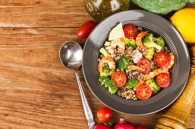 Insalata di grano saraceno con gamberi di petto di pollo broccoli,