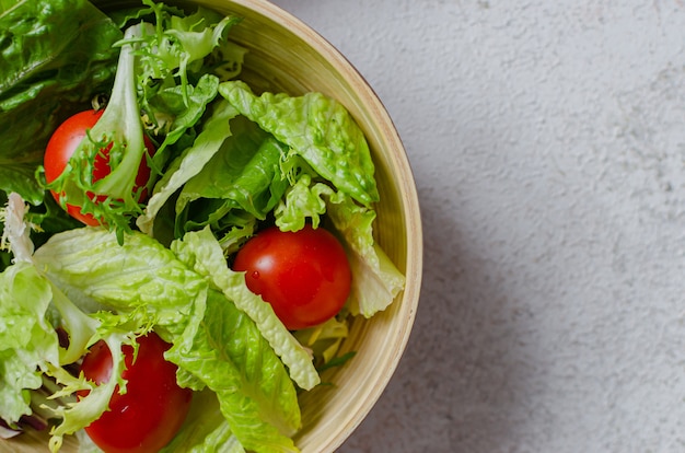 Insalata di iceberg con pomodoro. Uno stile di vita sano. Prodotti agricoli biologici dell'orto