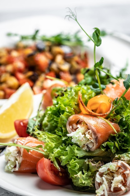 Insalata di involtini di salmone fresco con formaggio e verdure. Menù asiatico. banner, ricetta immagine verticale. vista dall'alto. posto per il testo