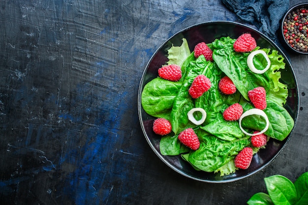 Insalata di lamponi e lattuga, spinaci, rucola