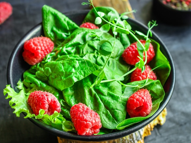 Insalata di lamponi e lattuga, spinaci, rucola