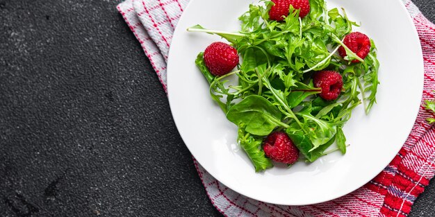 insalata di lamponi foglie verdi insalata mista pasto sano cibo spuntino sul tavolo copia spazio cibo