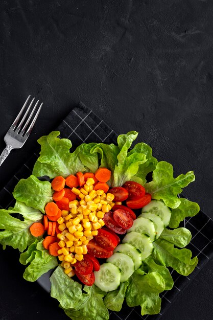 Insalata di lattuga con pomodoro, formaggio e verdure