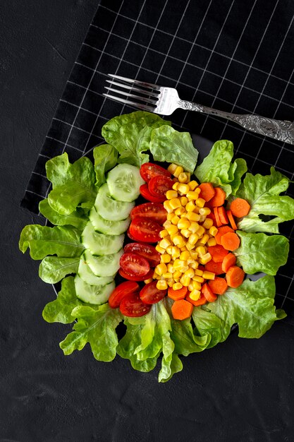 Insalata di lattuga con pomodoro, formaggio e verdure