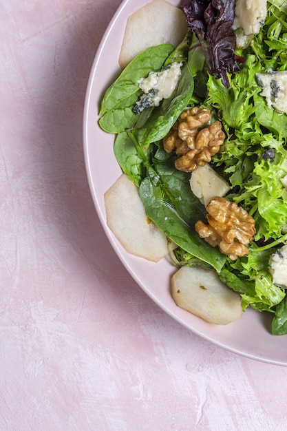 Insalata di lattuga fatta in casa con formaggio blu, noci e pera