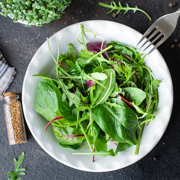 insalata di lattuga verde, bietola, foglie, rucola, spinaci, iceberg, spuntino con insalata romana