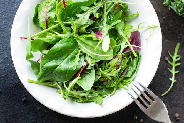 insalata di lattuga verde, bietola, foglie, rucola, spinaci, iceberg, spuntino con insalata romana