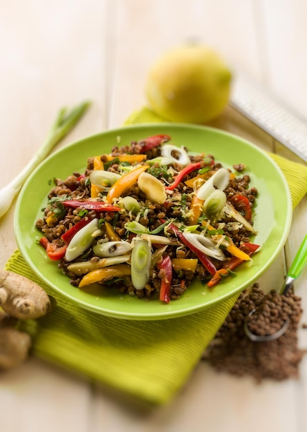 Insalata di lenticchie con peperoni, cipolle, zenzero e scorza di limone grattugiata