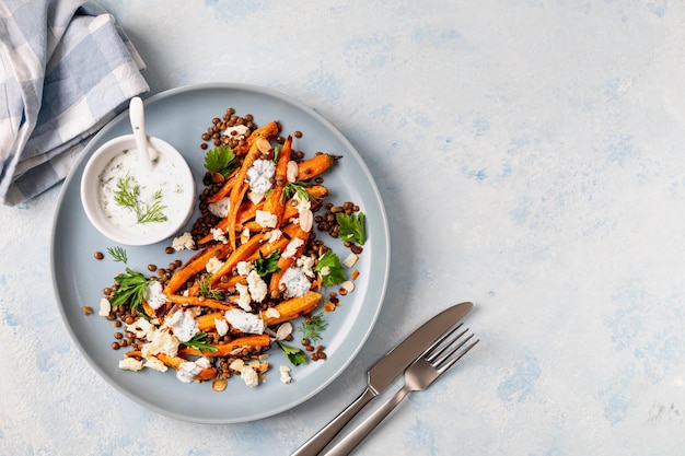 Insalata di lenticchie di carota arrosto con yogurt feta e aneto