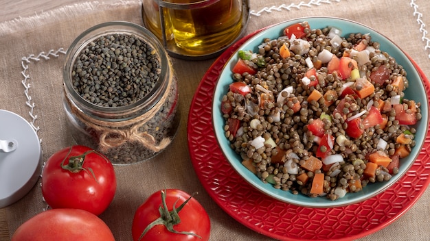 Insalata di lenticchie fresche con pomodori e cipolle