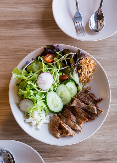 Insalata di Luang Prabang con carne di maiale cotta servita con condimento per insalata di tuorlo.