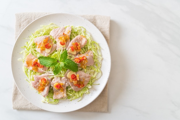 Insalata di maiale piccante o maiale bollito con aglio e salsa al peperoncino