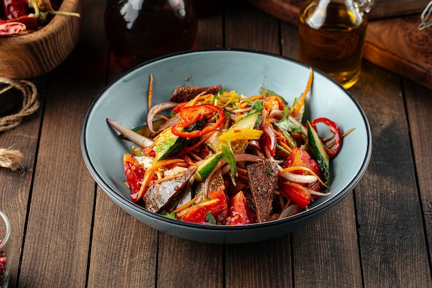 Insalata di manzo cinese calda con verdure