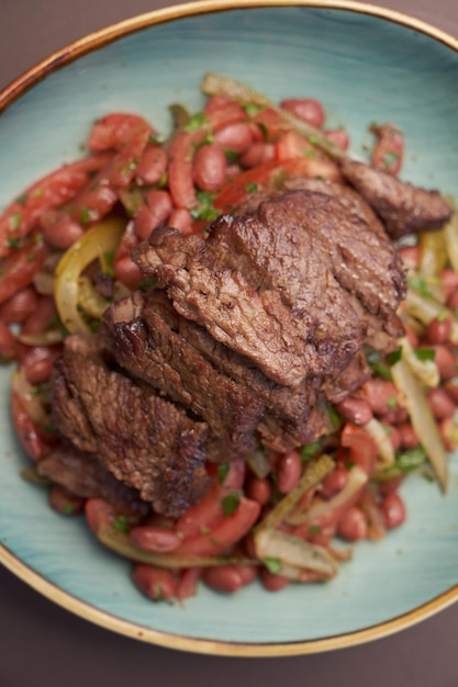 Insalata di manzo e fagioli con pomodori e sottaceti