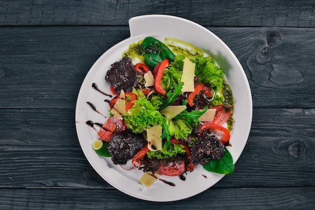 Insalata di manzo e verdure fresche Su una superficie di legno Vista dall'alto Spazio libero per il testo