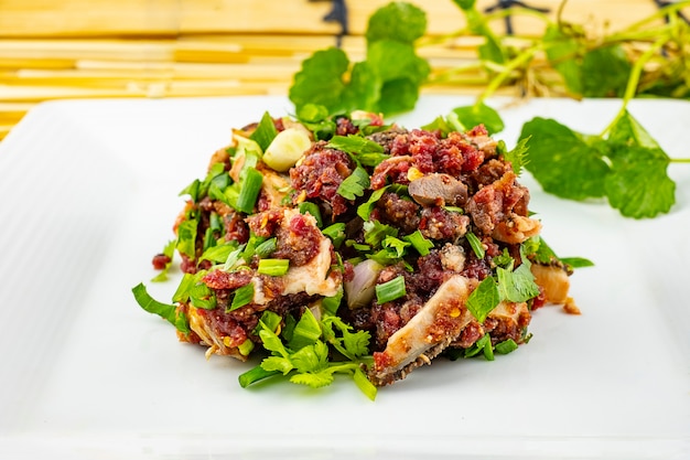 Insalata di manzo macinata piccante, Larb è il cibo tradizionale tailandese?