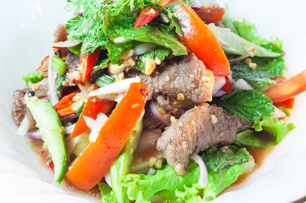 Insalata di manzo Piatto piccante di insalata di manzo in stile tailandese