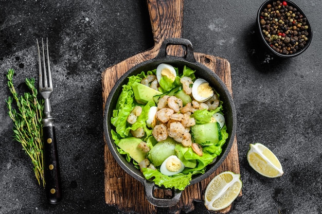 Insalata di mare con gamberi alla griglia gamberetti, uova, avocado e cetrioli in padella