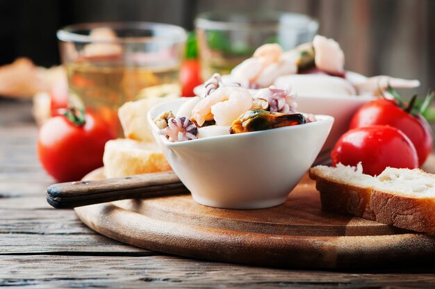 Insalata di mare con vino bianco