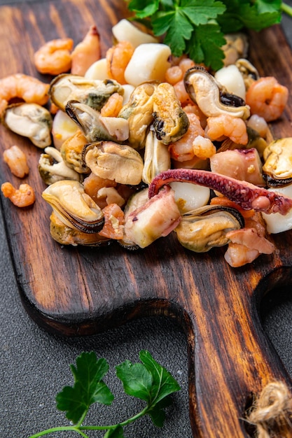 insalata di mare gamberi cozze capesante polpo pasto sano cibo spuntino sul tavolo copia spazio
