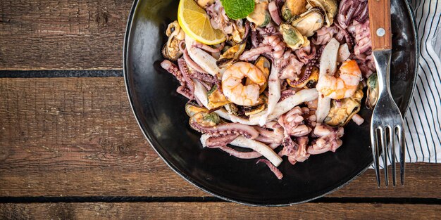 insalata di mare mix fresco gamberi calamari cozze polpo gamberi pasto snack sul tavolo