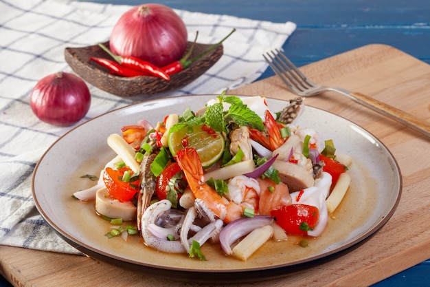 Insalata di mare piccante con verdure tailandesi