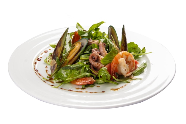 Insalata di mare Un piatto tradizionale spagnolo Su uno sfondo bianco