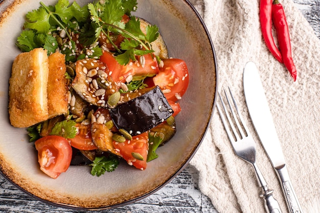 Insalata di melanzane Insalata di melanzane su una vista di succo di sfondo bianco e superiore