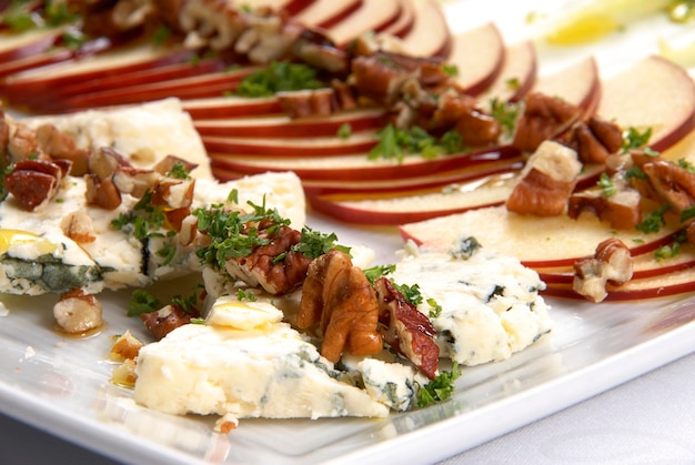 Insalata di mele con formaggio di capra e noci a fette di mela accompagnata da formaggio di capra e noci