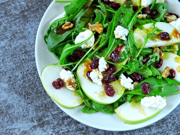 Insalata di mele con rucola, ricotta e mirtilli rossi secchi