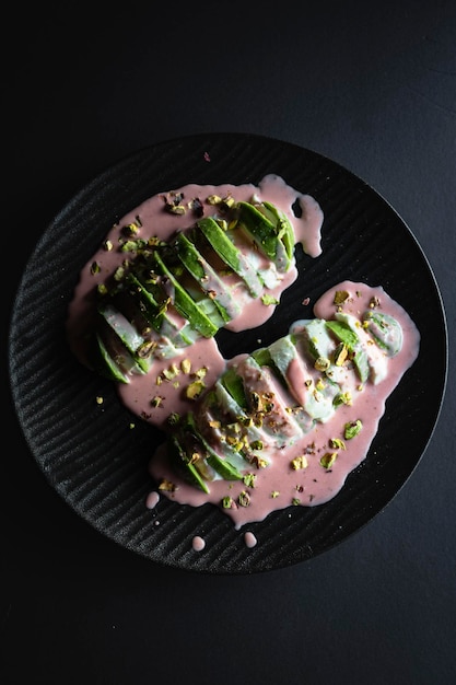 Insalata di mozzarella, vinaigrette di avocado, pistacchio e fragole. Insalata di avocado deliziosa e sana