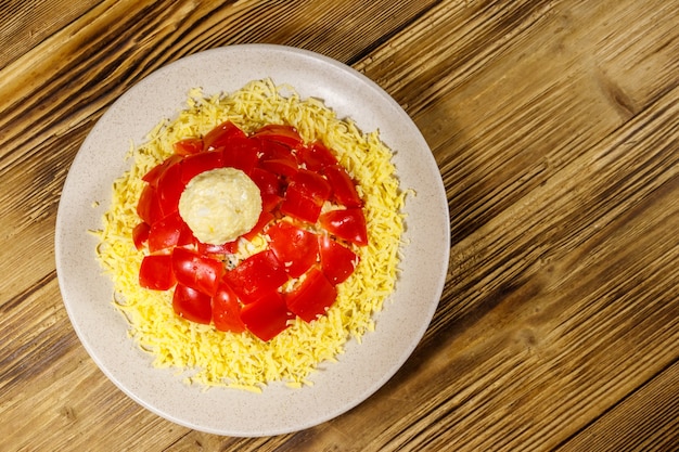 Insalata di Natale Cappello di Babbo Natale su un tavolo di legno. Vista dall'alto