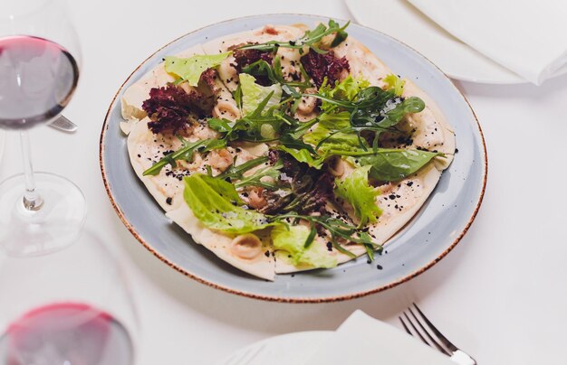 Insalata di Nicoise servita in un ristorante di Cannes Francia Vista inclinata orizzontale