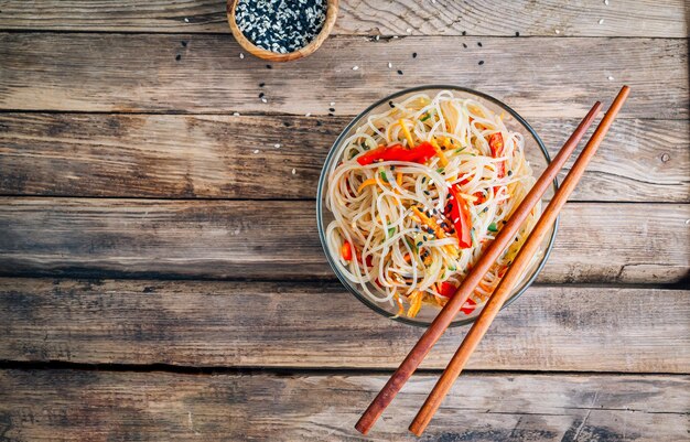 Insalata di noodles di vetro funchoza