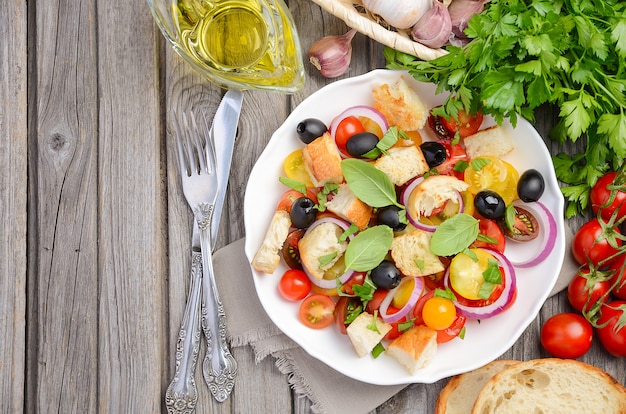 Insalata di panzanella italiana tradizionale con pomodori freschi e pane croccante.