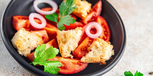 Insalata di panzanella pane secco pomodoro cipolla pasto sano dieta snack sul tavolo spazio copia food