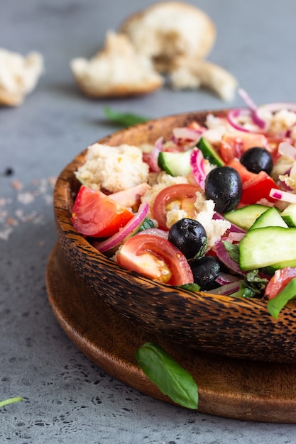 Insalata di panzanella, pomodoro e basilico