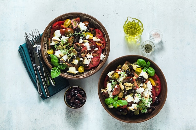 Insalata di panzanella toscana tradizionale italiana con pomodori freschi e formaggio in piatti di argilla. autentico cibo sano mediterraneo