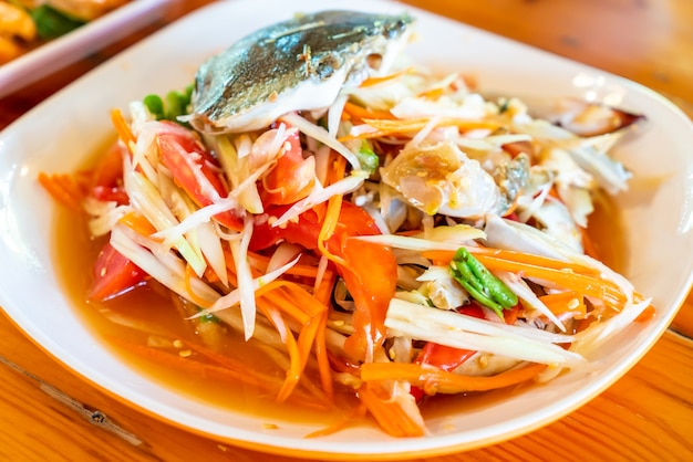 Insalata di papaya con granchio blu