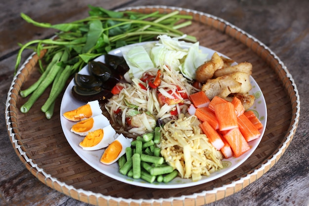 Insalata di papaya nel vassoio, cibo tailandese